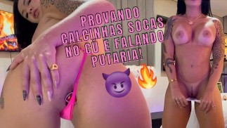 Provei minhas calcinhas mais sexy e me masturbei no espelho socando uma rola grossa na bucetinha