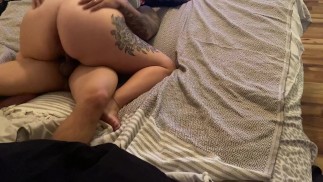 Thick белая девушка скачет на члене