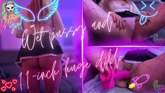 I WET my panties 💦 and STRETCH my pussy with four fingers and a HUGE DILDO 🍆
