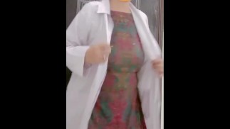 Сегодня индийская леди доктор проверяет больного человека, он хочет оргазма, трахаясь с куколдом доктором