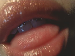 ASMR медленное облизывание линз с золотым блеском для губ