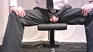 EJERCICIOS DE BANCO EN TRAJE Y CORBATA MOSTRANDO POLLA