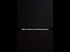 Kukberoende slampa visar alla hennes realistic dildos