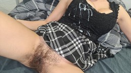 业余的妻子吮吸我的鸡巴并舔我的蛋蛋，然后我在她毛茸茸的阴户中操她