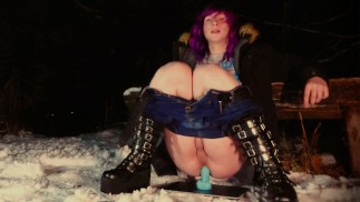 Femboy reitet Dildo im Winterwald bei Nacht