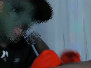 una bruja muy caliente chupando una gran polla y no le cabe en la boca