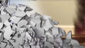 великанша проходит через крошечный человеческий дом