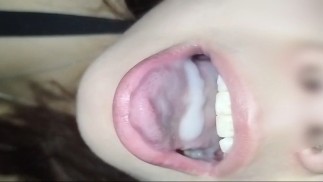 sexwife prend le sperme de son amant dans la bouche