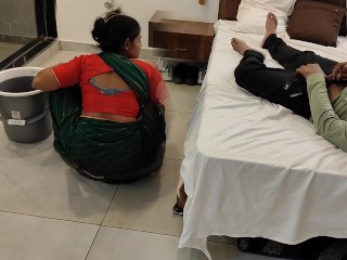 Komal Swimming Pool Mi Bathi k Liye Gayi Hai