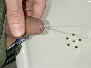 Отчаянное ссание в общественном туалете, мастурбация, меня чуть не поймали крупным планом