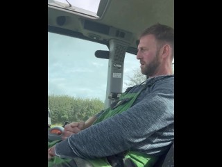 Возбужденный фермер дрочит на своем тракторе