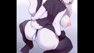 Луна хвастается своей задницей перед камерой