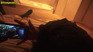 和我的继妹一起看电影，我最终把我的阴茎放在她的嘴里