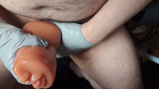 пухлый гот dilf использует карманную игрушку для минета киски, чтобы кончить с мокрыми поглаживаниями и стонами