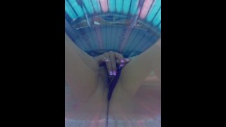 Мачеха не любит скучно в солярии | мастурбация в солярии | Милфа |