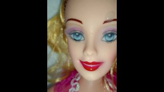 КУКЛА-ИЗМЕНЯЮЩАЯ ПОДРУГА, КОНЧИЛА ЕЕ НА ЛИЦО, И Я ТРАХНУ ЕЙ, ФЕТИШ-КУКЛА, КРУПНЫМ ПЛАНОМ