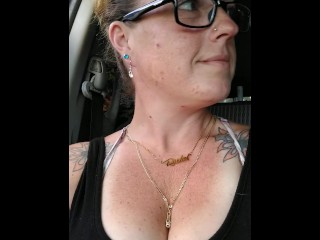 Девушка снимает свое черное мини-платье и дразнит трусиками на публике, пока я за рулем