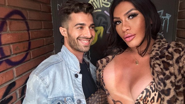 BRAZILIAN SHEMALE FUCK AND BLOWJOB FUCKON STREET