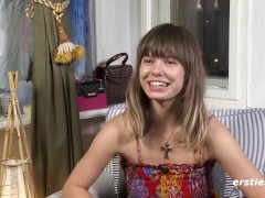 Ersties - Die wilde Carla D fingert sich zu ihrem Lieblingsporno