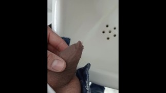 отчаянно писая в общественном туалете, они меня чуть не поймали