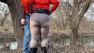 Теща и зять писают по очереди