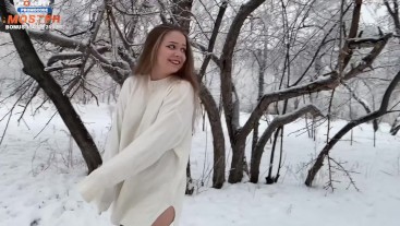 Санта встретил крохотную милую девушку с большой попкой в зимнем лесу