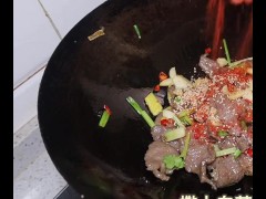隔壁嫂子送的牛肉 - Screenshot 14 of 16 - 无码