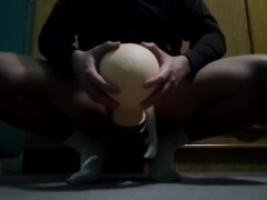 Me masturbo con una cabeza de maniquí. Un poco de placer por favor, intentando cosas nuevas.
