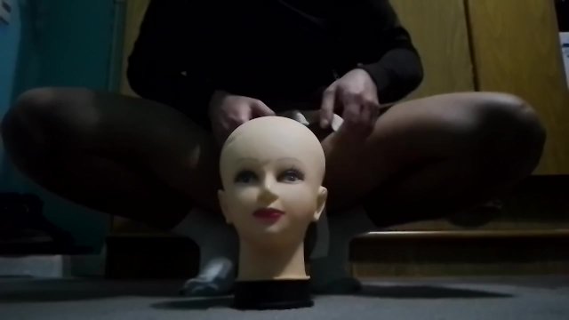 Me masturbo con una cabeza de maniquí. Un poco de placer por favor, intentando cosas nuevas.