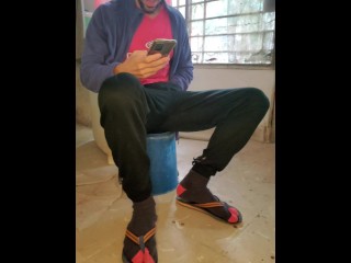 Мужчина в шлепанцах с волосатыми подмышками в прачечной