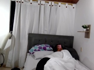 Моя жена просит меня лизать ее киску, пока она не испытает оргазм.