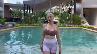 Wow! Girl with a Big Butt Gets Wet in the Pool and Enjoys It - Lola Fans 4K
