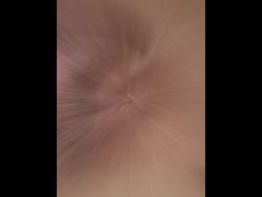 Une chatte rasée et rose en très gros plan avec de superbes lèvres et son trou du cul