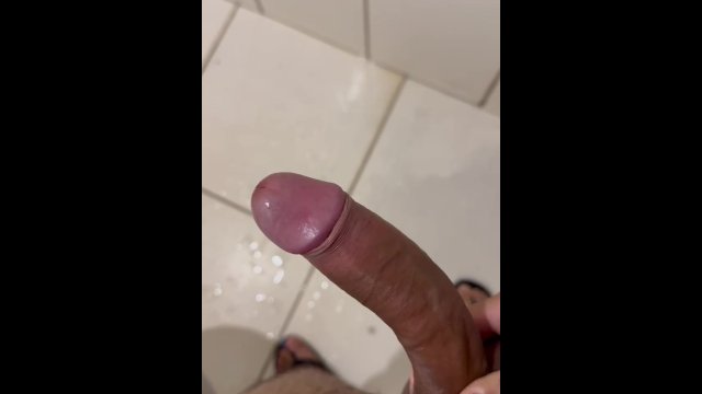 Me masturbando no banheiro da minha melhor amiga