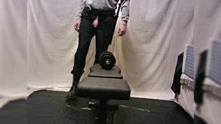 remo a una mano, de uniforme vigilante de seguridad, mostrando polla