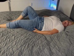 Masturbieren unter der Jeans Stöhnen multiple orgasmen Vorspiel vor dem Sex Mit Clyde