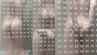 Транс-милашка Jaycee гримуаре промокает и Cums, пока трахает пальцами свою Juicy задницу в душе