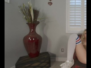 Соло-блондинка Natalia Queen в длинных чулках раздвигает ноги на кресле в VR.