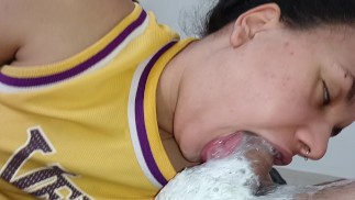 глубокая глотка, глотание и облизывание, оставляя член возбужденным, пока он не кончит