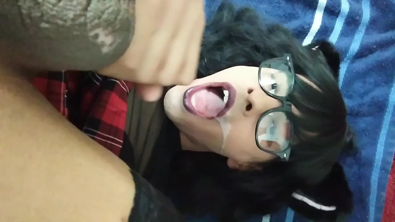 транс кончает в рот спермой 