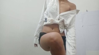 Cute девушка-подросток прячется от семьи и мастурбирует, мокрая киска и самоудовлетворение