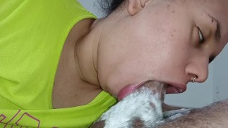 Я сосу, держа его горлом, и в то же время кремпай экспресс кончает🍆🥛🥛😵😋😋😵💦🥛