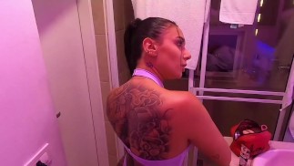 Latina de medidas perfectas captada por mi GOPRO en el baño de mi oficina termina desnudándose 😈
