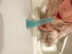 ディルドにフェラする欲求不満なエロい女