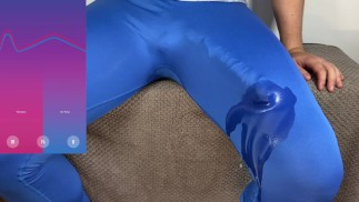 Огромный член кончил без помощи рук в обтягивающих леггинсах