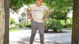 穿着灰色运动裤的怪物鸡巴公共闪光射精