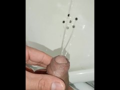 pissing desesperado en baño publico,masturbacion, casi me pillan primer plano