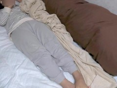 【個人撮影】AV見てたら濡れてきたのでオナニーしちゃった♡日本人女性のリアルなオナニー♡指入れ♡濡れたパンツ - Screenshot 2 of 16 - オナニー