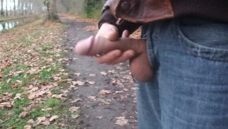 дрочу и кончаю у реки