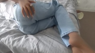 она спустила джинсы и позволила мне трахнуть ее в задницу, пока я не кончил ей на спину